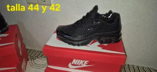 Nike Talla 44 y 42 Negro