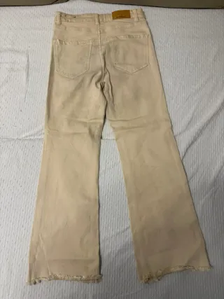 Pantalón vaquero campana Stradivarius beige mujer