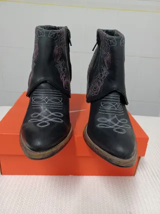 Botines Guess Negros con Flores