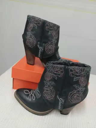 Botines Guess Negros con Flores