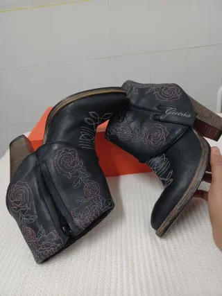 Botines Guess Negros con Flores