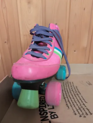 Patines rosas con rayas de colores