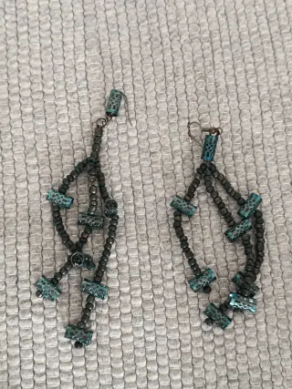 Brincos de contas pretas e azuis