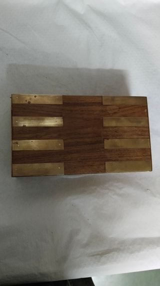 Caja de madera con detalles dorados
