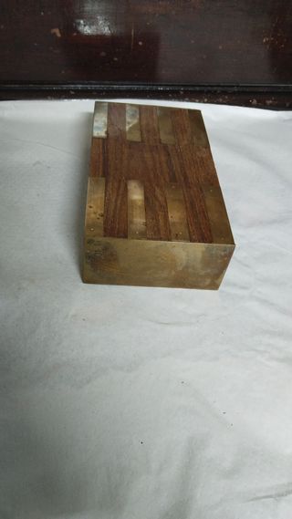Caja de madera con detalles dorados