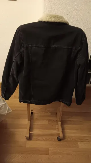 Cazadora vaquera negra con borrego