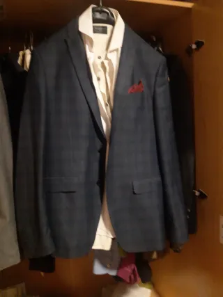 Chaqueta de traje hombre azul y rojo