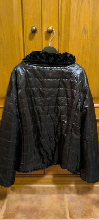 Chaqueta Puffer Negra con Pelo Suave