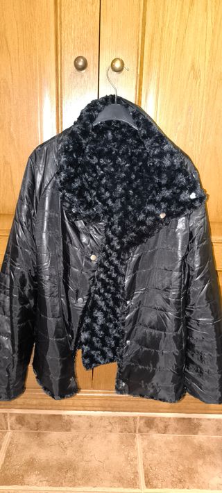 Chaqueta Puffer Negra con Pelo Suave