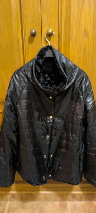 Chaqueta Puffer Negra con Pelo Suave