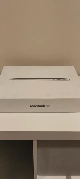 MacBook Air 13' mediados 2011 cargador y caja .