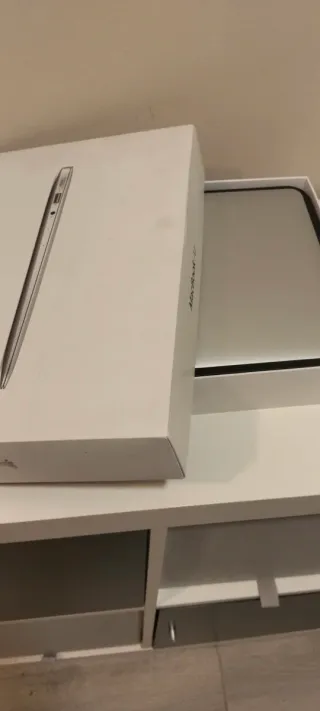 MacBook Air 13' mediados 2011 cargador y caja .