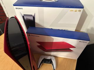 Consola PlayStation 5 PS5 Roja y Negra