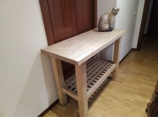 Mesa alta o banco de trabajo en madera maciza