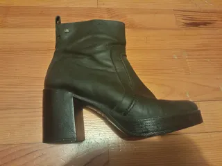 Botas negras con tacón