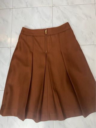 Falda midi marrón con detalle dorado y perlas.