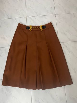 Falda midi marrón con detalle dorado y perlas.