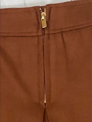 Falda midi marrón con detalle dorado y perlas.