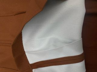 Falda midi marrón con detalle dorado y perlas.