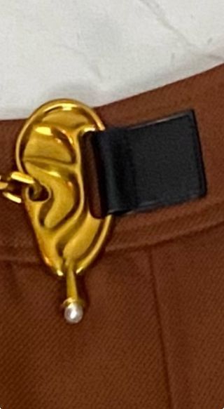 Falda midi marrón con detalle dorado y perlas.