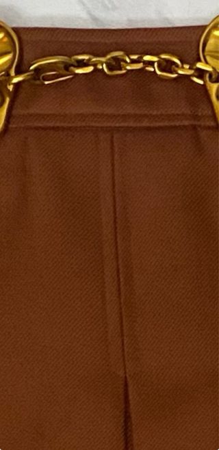 Falda midi marrón con detalle dorado y perlas.