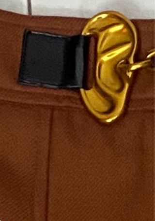 Falda midi marrón con detalle dorado y perlas.