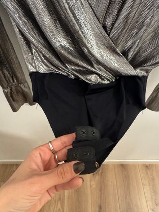 Body Bershka plateado escote V