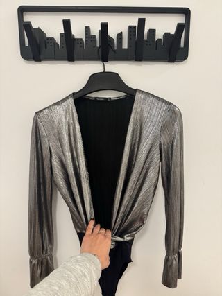 Body Bershka plateado escote V