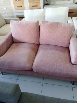 Sofá rosa de tela
