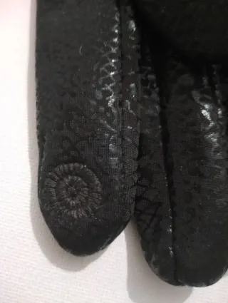 Guantes negros brillantes diseño pitón