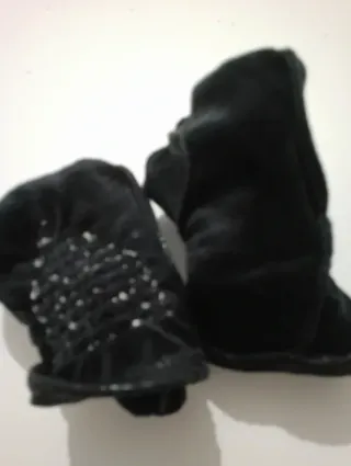 Guantes negros brillantes diseño pitón