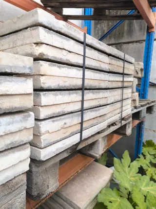 Losas terrazo blanco con chino grande marrón