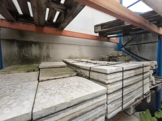 Losas terrazo blanco con chino grande marrón