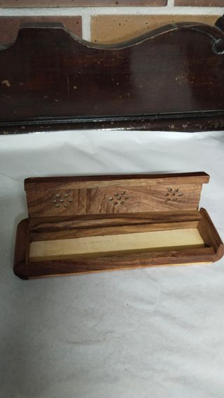 Estuche de madera tallada con estrellas