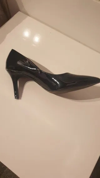 Zapatos de tacón negros, acabado brillante