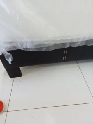 Cama tapizada negra y blanca