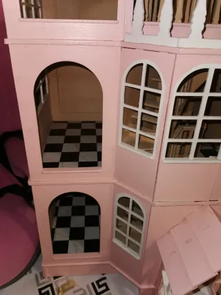Casa de muñecas rosa de madera
