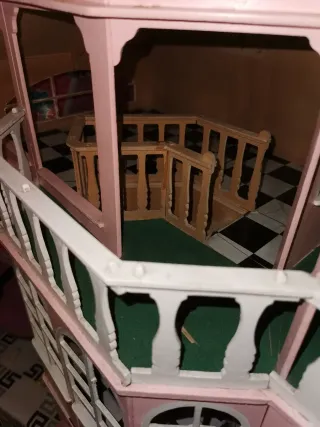 Casa de muñecas rosa de madera