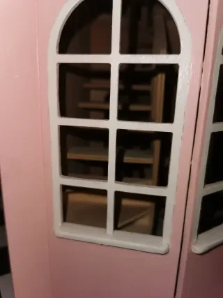 Casa de muñecas rosa de madera