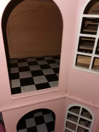 Casa de muñecas rosa de madera