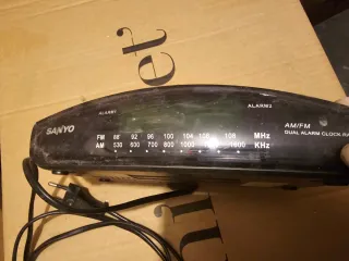 Radio Despertador Sanyo AM/FM Doble Alarma