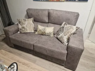 Se vende sofá de dos plazas.