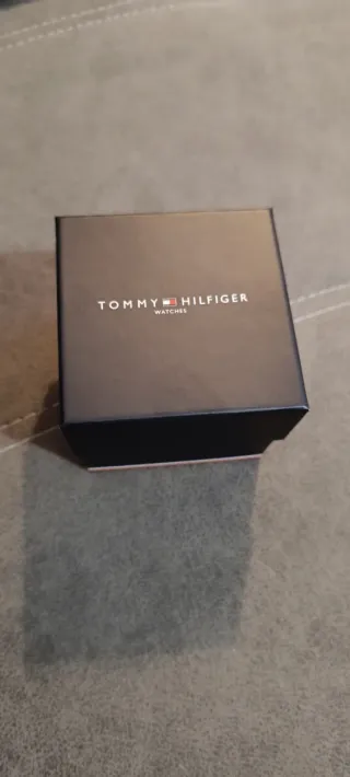 Reloj Tommy Hilfiger Azul y Rojo