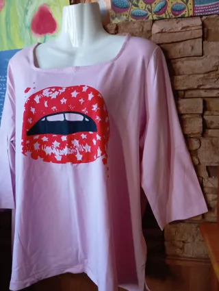 Camisa rosa con estampado de labios