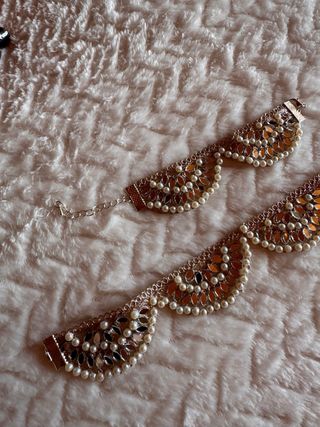 Conjunto de collar y pulsera plateados