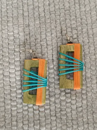 Brincos retangulares com fio