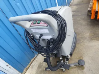 Fregadora eléctrica  Funciona con cable a 220v