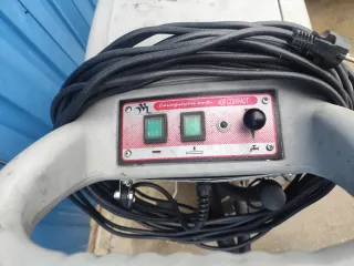Fregadora eléctrica  Funciona con cable a 220v