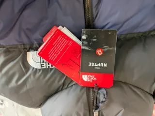 Chaqueta The North Face azul y negra