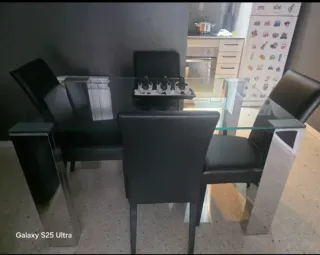 Mesa de cristal y 4 sillas de piel negociable